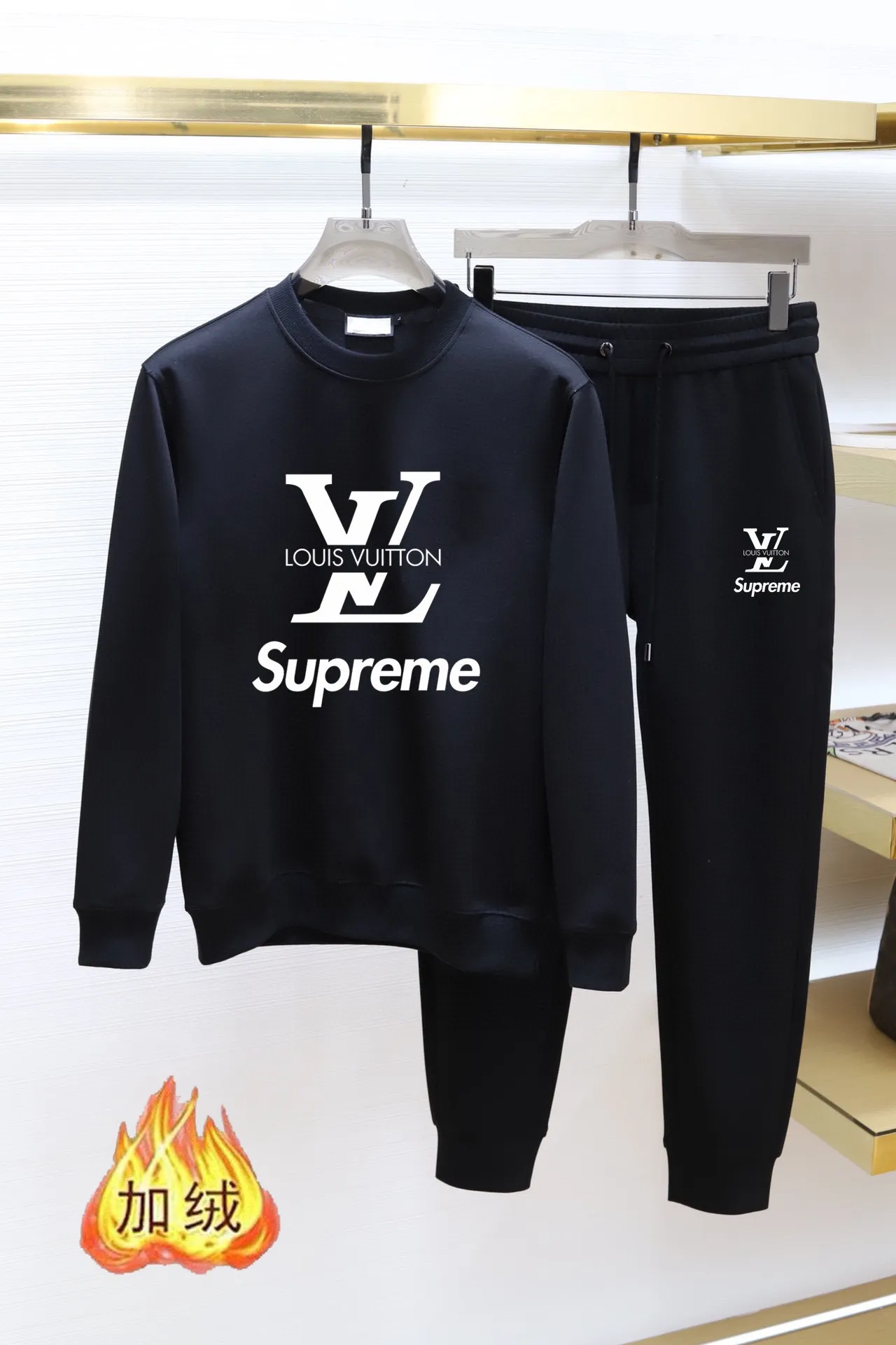 🅿️400 brand [LV Louis Vuitton] (velvet and thickened) 2025 autumn and winter new products, celebrities' favorite fashion-flavored casual suits, clean and neat tailoring, full of urban style. Made of high-quality custom-made fabrics, the lining has excellent thermal insulation effect, feels soft and dry, and the upper body effect is crisp and stylish. The three-dimensional cutting process and the pattern are all of high standards, and the silhouette version has the right benefits! It is not tight at all, and you feel good when you wear it. So many top-quality raw materials create high-end products with unparalleled value. It is the first choice for high-end fashion people. (Size: M-4XL can wear up to 200 pounds)